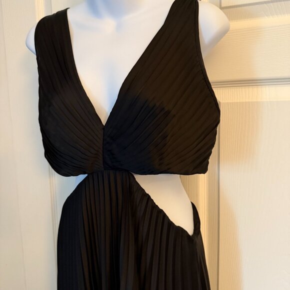 A&F Giselle Pleated Cutout Maxi Dress - Picture 3 of 6